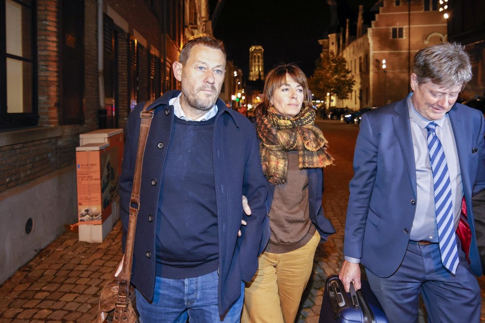 Na een slopende procesdag verliet Bart De Pauw, geflankeerd door vrouw Ines De Vos de Mechelse rechtbank. Vonnis op 25 november. 