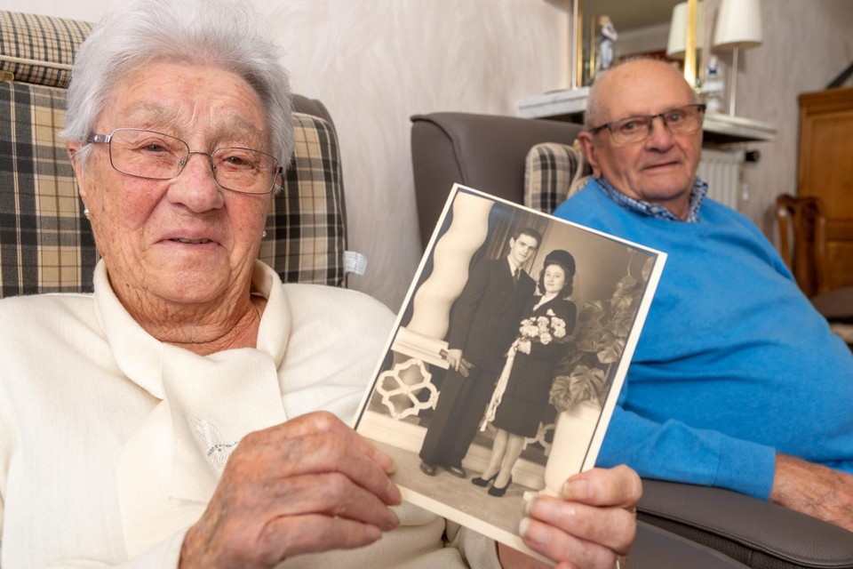 Asella met hun huwelijksfoto 75 jaar geleden. Ze trouwde in het zwart. “Een jaar na de oorlog had je niet veel te kiezen.” 