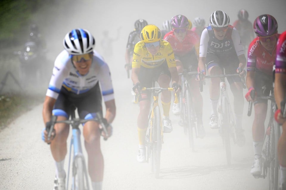 Ellen Van Dijk leidt het peloton in de befaamde Strade Bianche-rit van de Tour enkele dagen geleden. 