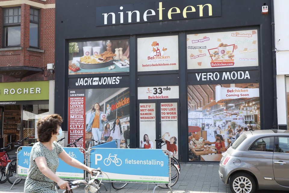Het pand van kledingwinkel Nineteen in de Bergstraat wordt omgebouwd tot hippe eettent met focus op kip.