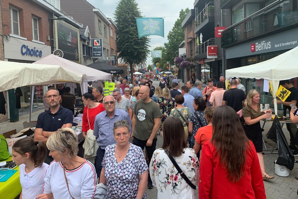 Op de koppen lopen in de Boomstraat tijdens de Feestmarkt van 2019