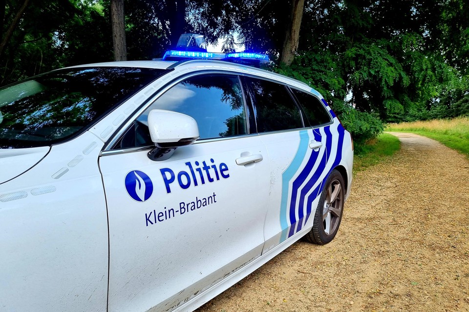 De politie van Klein-Brabant kon de dronken chauffeur kort na het ongeval in de buurt aantreffen
