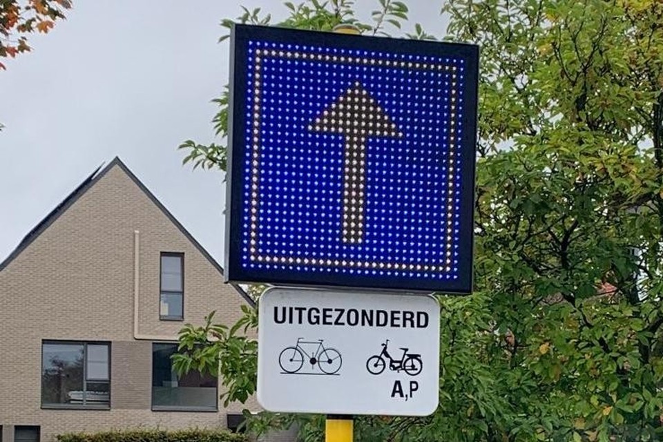 De dynamische borden geven tijdens schooldagen het eenrichtingsverkeer in Lichte Hoeve aan.
