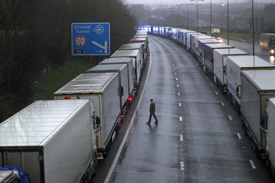 Ondanks de reisbeperkingen blijven vrachtwagens toestromen in Dover. Een deel van de autosnelweg doet nu dienst als parkeerplaats. 