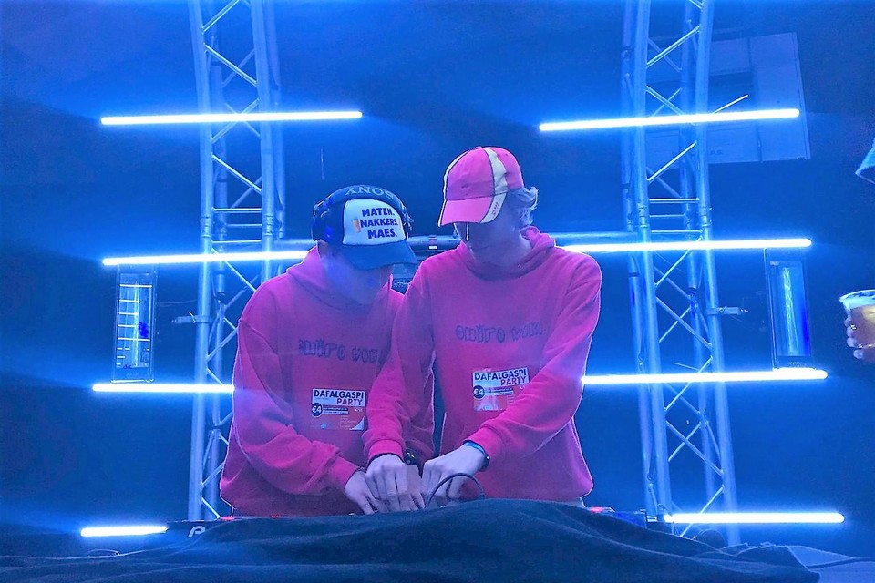 De Wommelgemse dj’s Arno Maes & Robin Donckers zijn gewend om scouts- en Chirofuiven op te luisteren. Zaterdagavond proberen ze het wellicht wat ouders publiek in ’t Brieleke aan het dansen te krijgen.