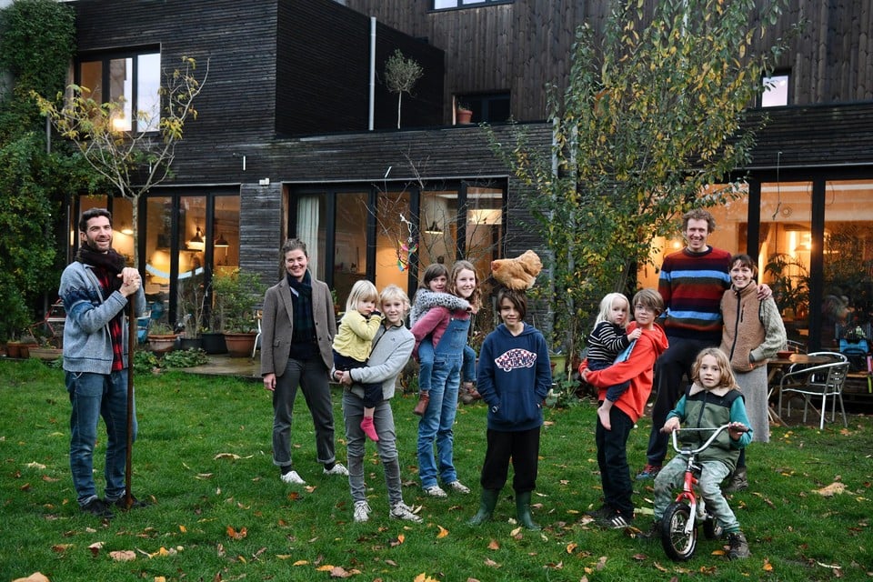 Youri, Liesbeth, Johnny en Marlies met een deel van de kinderen van de vier gezinnen in de vroegere rijkswachtkazerne in Deurne  