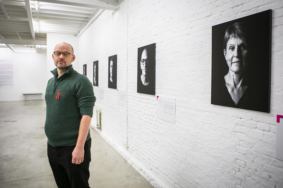Fotograaf Bob Reynders bij enkele van zijn portretten van zin expo 81-21 EXPOSED 