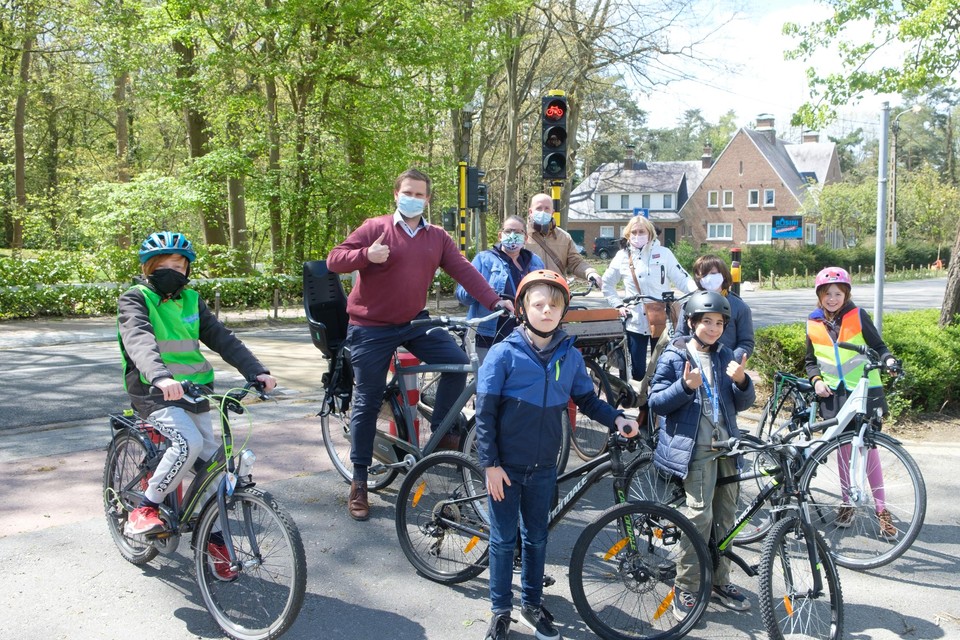 Kinderen, de schepen en directie van scholen op pad dankzij de digitale fietskaart.