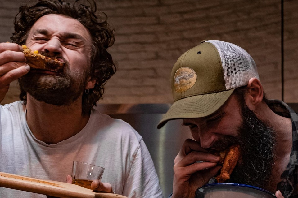 Didier Van den Broeck en Thomas Van de Weyer maken eten uit de Zuidelijke Amerikaanse staten.