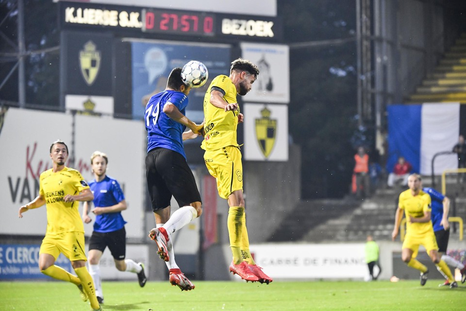 Ruben Kesteleyn in een kopduel met Thibaut Van Acker van Lierse Kempenzonen. “Die bekermatch was onze eerste test en ondanks de uitschakeling hebben we die goed doorstaan”, zegt Kesteleyn.