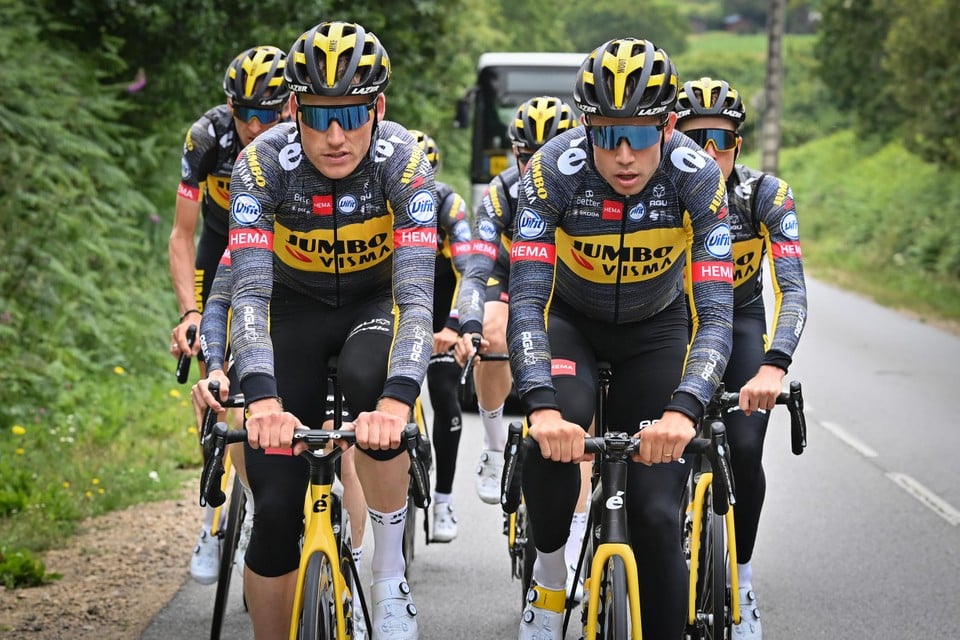 Van Aert en Teunissen leiden de groep op training.