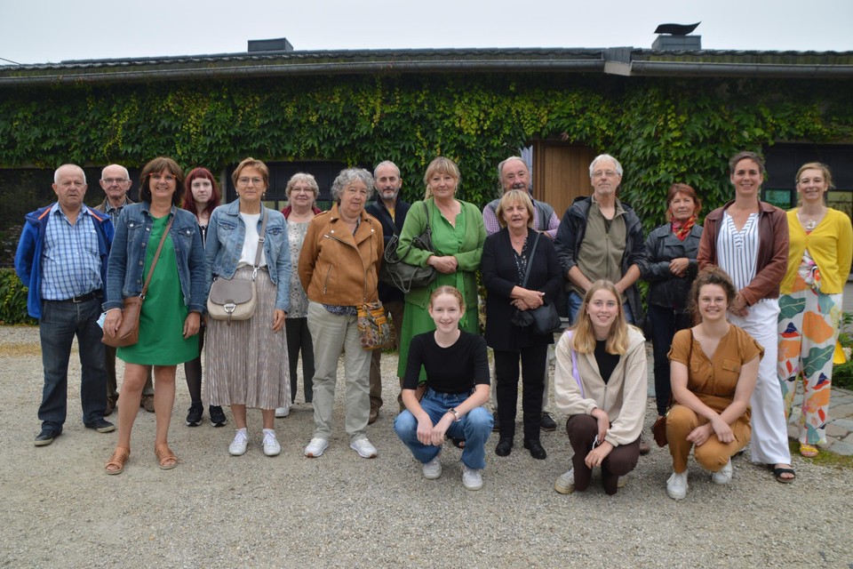 Het gros van de deelnemers aan de eerste kunstenroute van Ranst voor het huis met raamprojecties van Ann Francx.