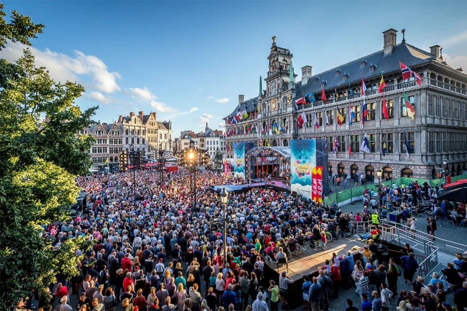 De Vlaanderen feest-show werd de voorbije jaren telkens uitgezonden vanop de Grote Markt in Antwerpen, maar in coronatijden gaat dat natuurlijk niet.  