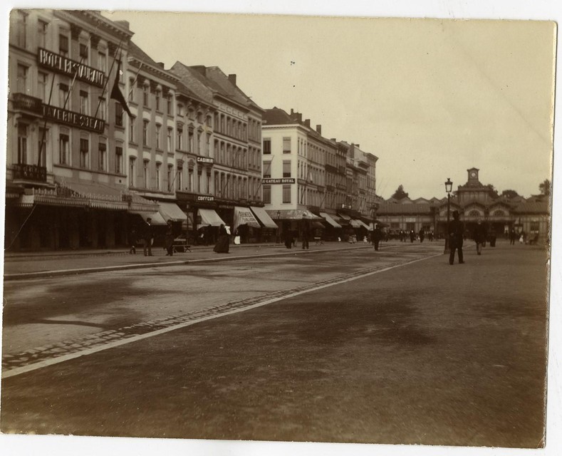 Helemaal achteraan zie je de Ooststatie, waar nu het Centraal Station staat. De straat die ernaartoe loopt, is de huidige De Keyserlei.