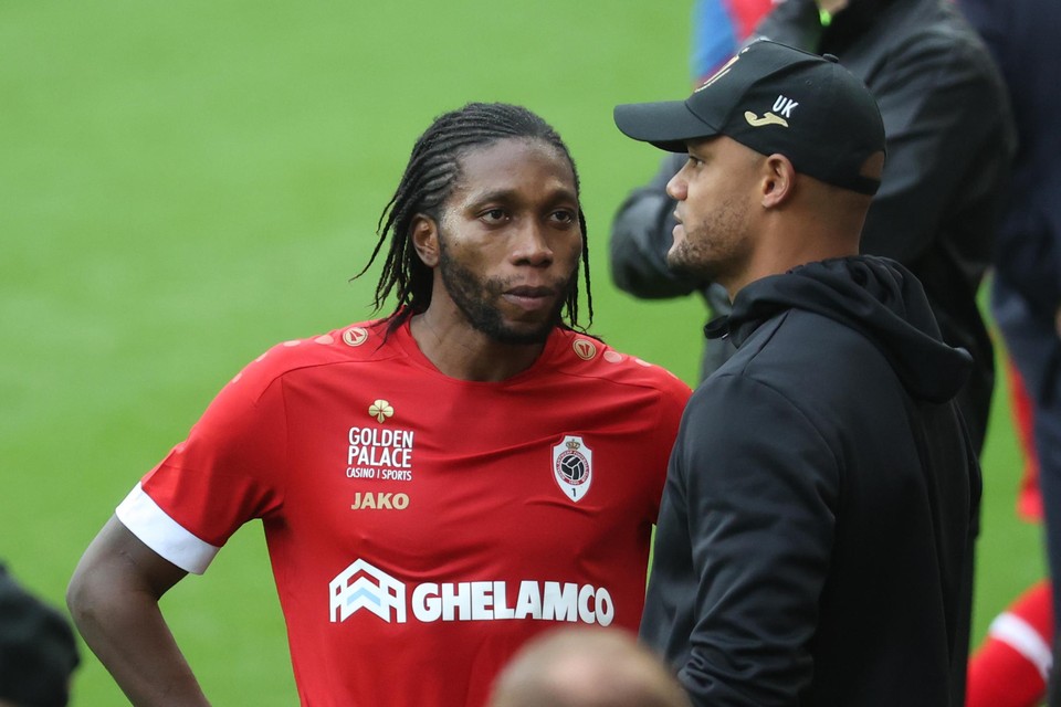Dieumerci Mbokani en Anderlecht-coach Vincent Kompany.