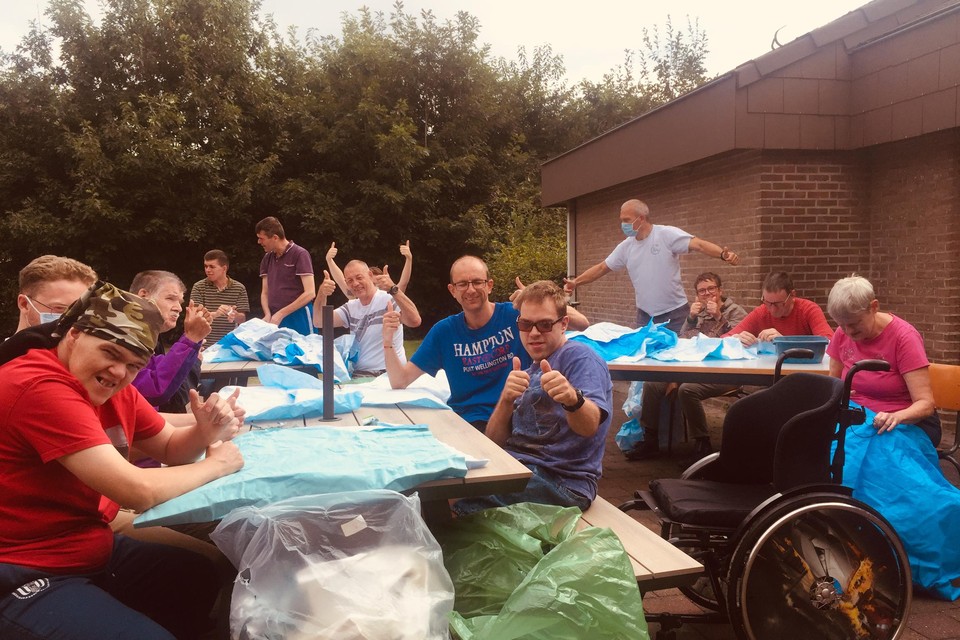 De bewoners van Ons Tehuis Brabant gaan aan de slag met de sterilisatiedoeken.