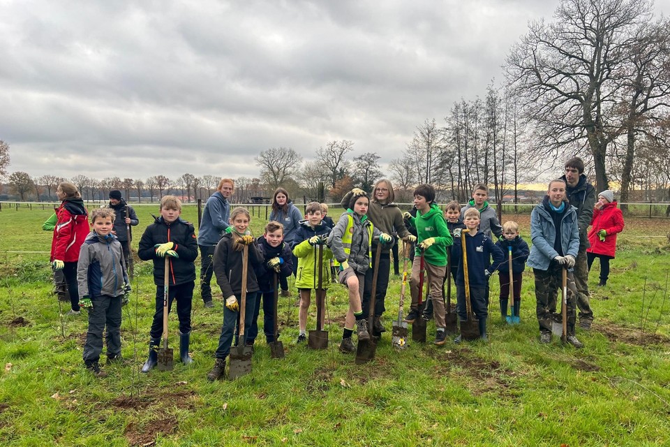 Samen bomen planten op zaterdagmiddag.