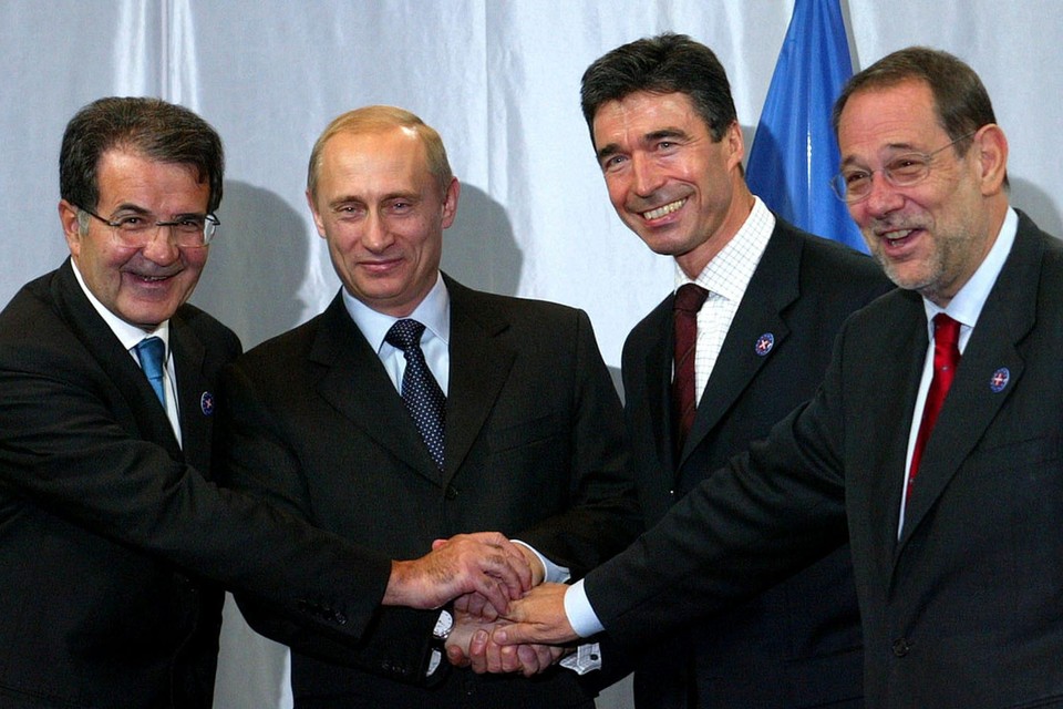 Europese toplui vestigen in 2002 hun hoop op een hechtere relatie met een liberaal Rusland onder leiding van Poetin. (Vlnr: EU-commissievoorzitter Prodi, President Poetin, premier van Denemerken Rasmussen en EU-chef Buitenlandse Zaken Solana)     