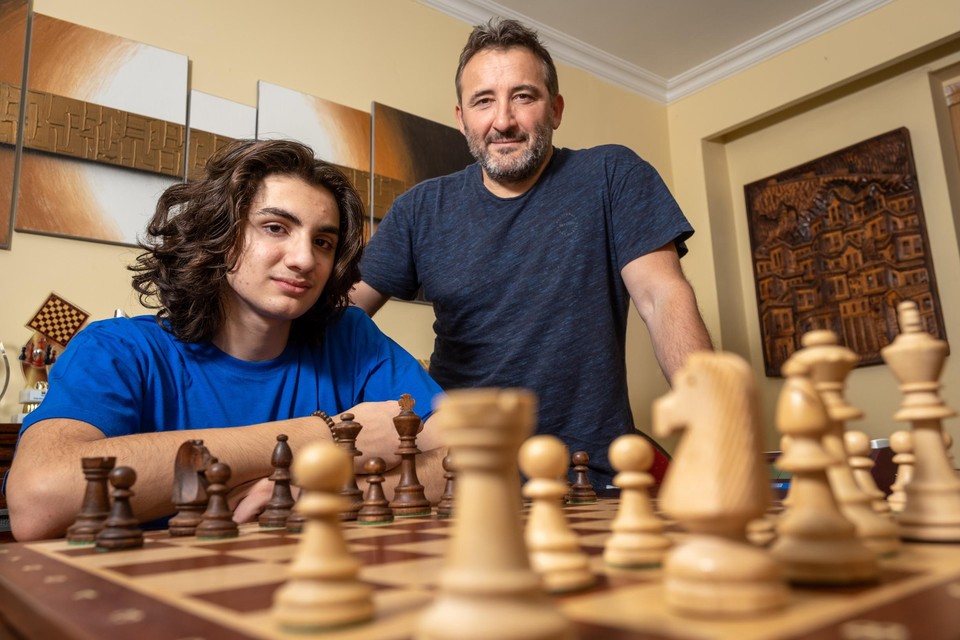 Daniel Dardha (15) en zijn vader Ben. 