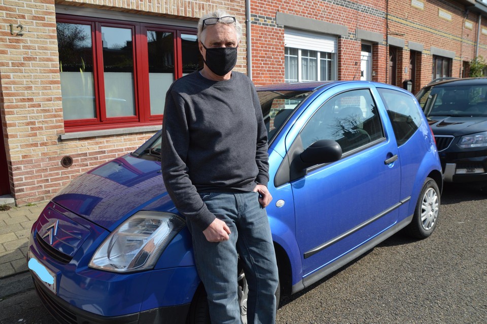 Dirk Van den Plas bij zijn Citroën C2. “Mijn autootje is mijn vrijheid”, zegt de man. 