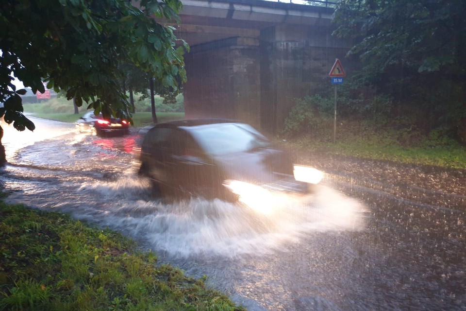 Op de Herenthoutsesteenweg stroomde het water naar het laagste punt onder de brug.