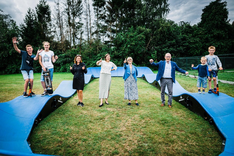 Burgemeester, schepenen en jonge steppers proberen de