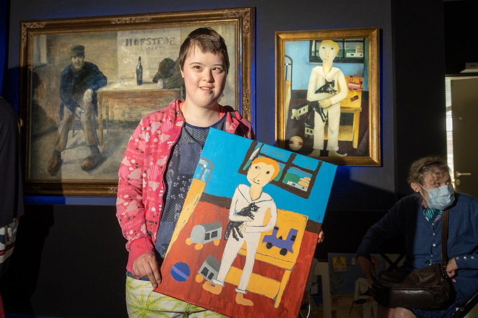Kathy Vervoort met haar versie van een schilderij van Floris Jespers.