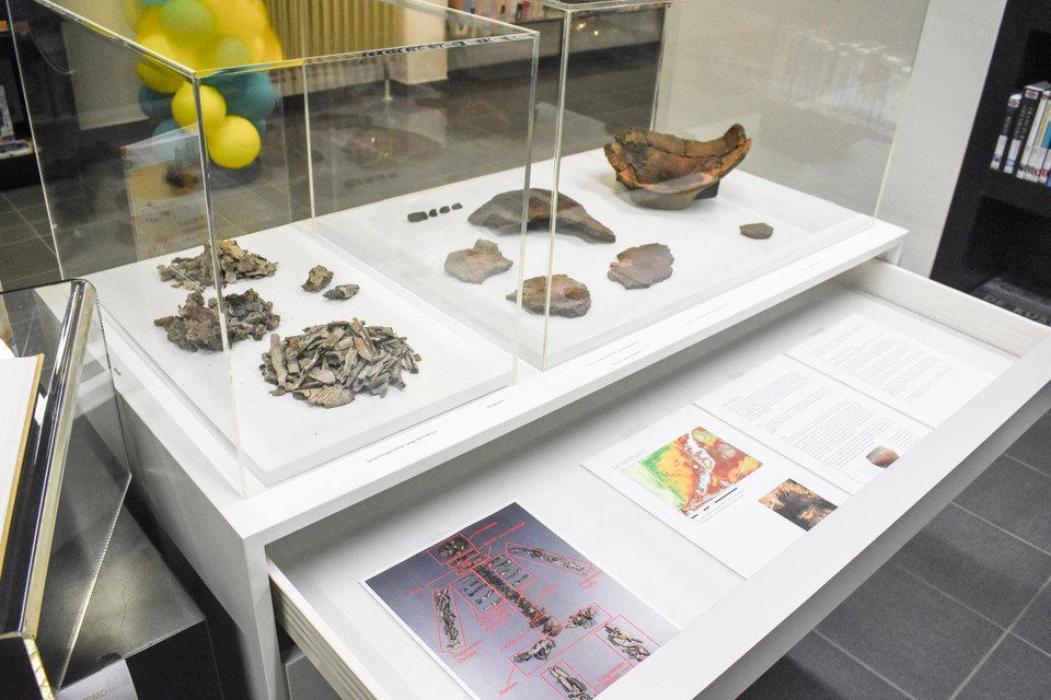 De urne en een deel van de stoffelijke resten worden tentoongesteld in de bibliotheek. 