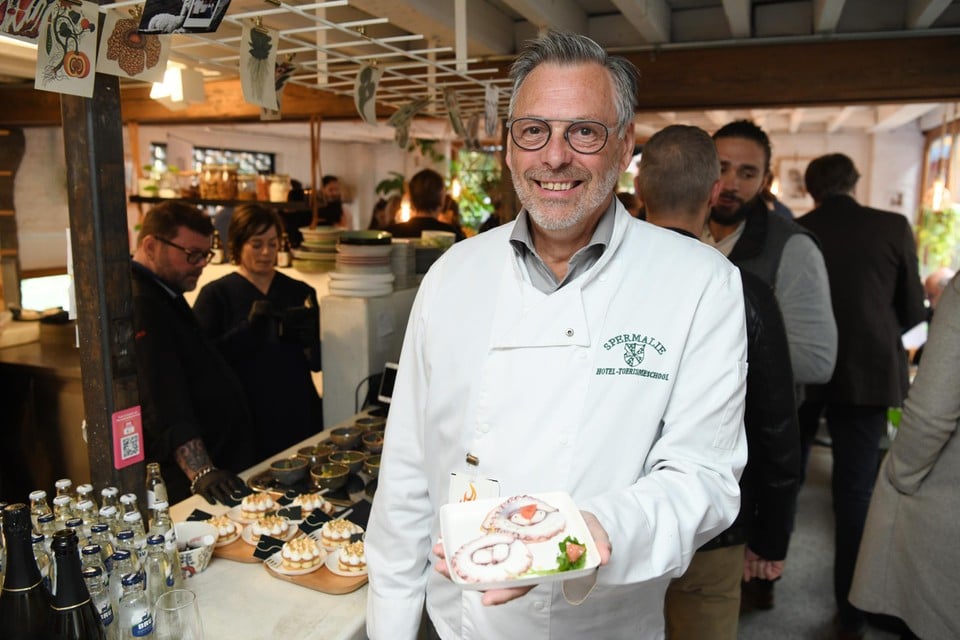 Luc Van Haute van Ofyr Copains met zijn carpaccio van gegrilde octopus. 