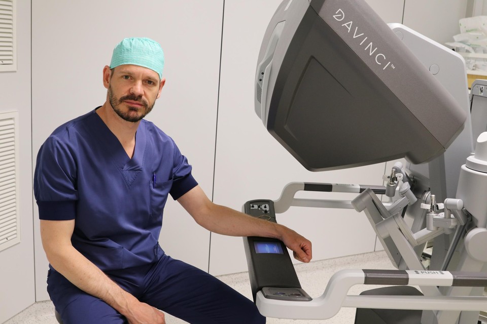 Uroloog dr. Philip den Hollander bij de bedieningsconsole die de chirurgierobot haarfijn aanstuurt. 