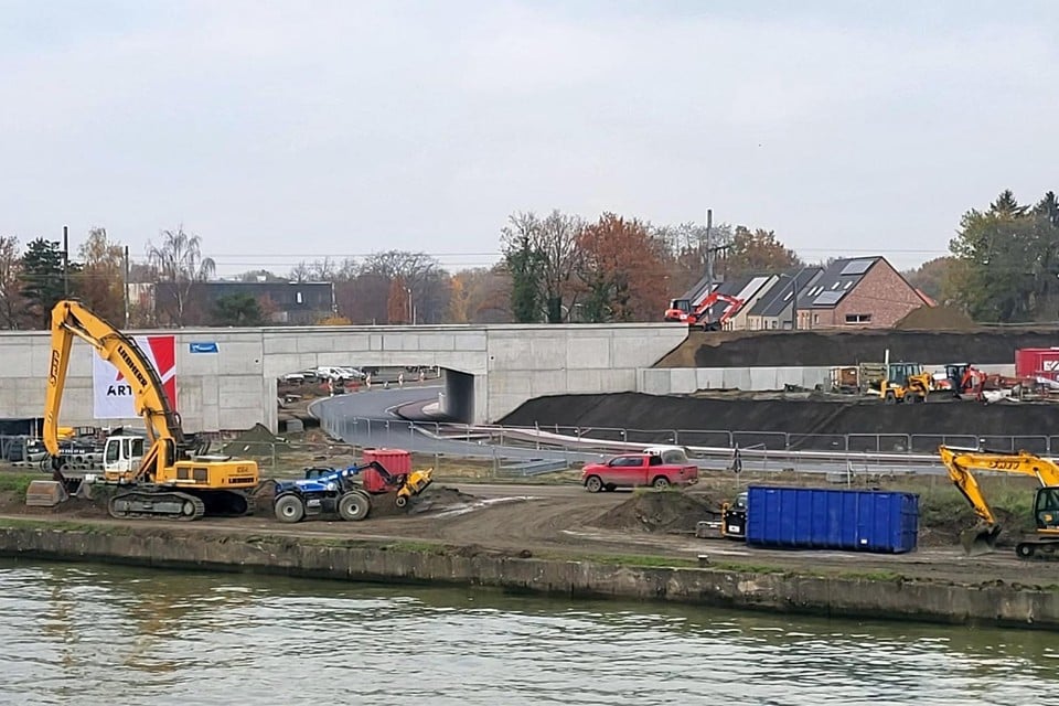 De rode pick-up centraal in beeld rijdt over de ‘oude’ De Beukelaer-Pareinlaan, vanaf 16 december kan het verkeer de nieuwe weg erachter onder de tunnel volgen. 