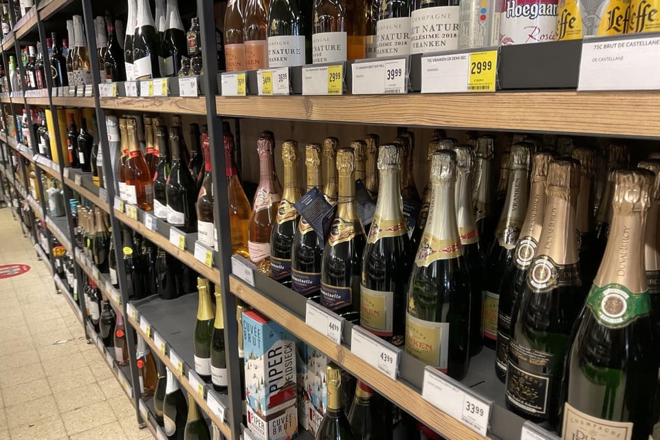 Bij de uitverkoop in de Delhaizes in Neeroeteren en Lanklaar zijn koopjes te doen. Wat dacht u van een fles champagne van Vranken voor 26,99 in plaats van 44,99 euro?