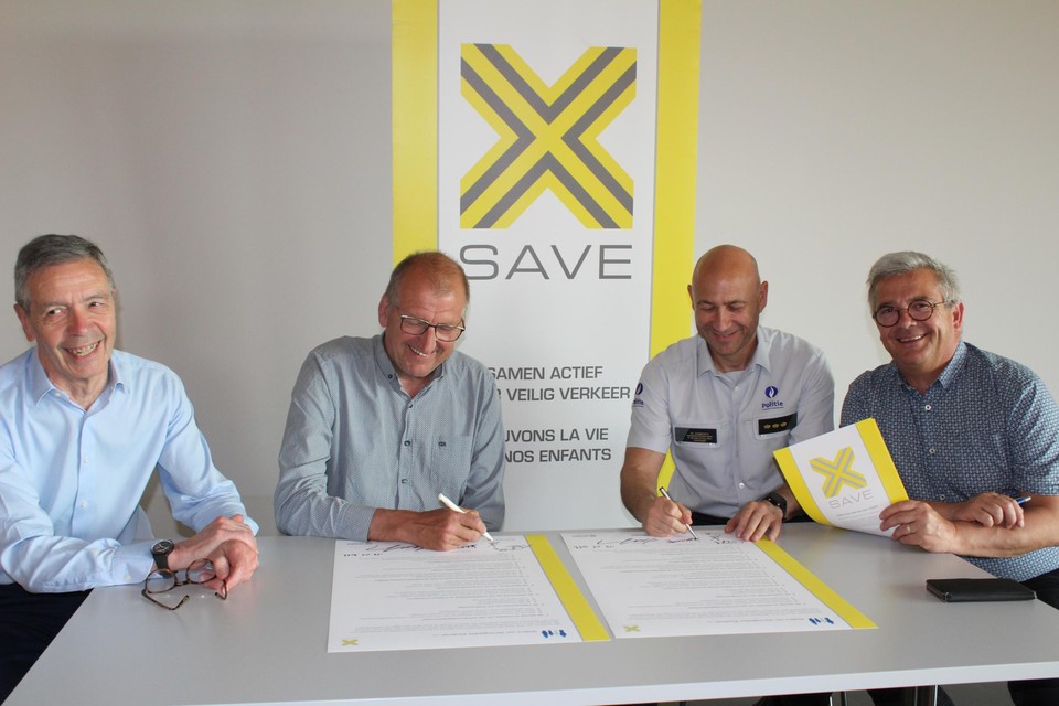 Schepen Herman Minnen en korpschef Walter Coenraets ondertekenen het SAVE-charter. 