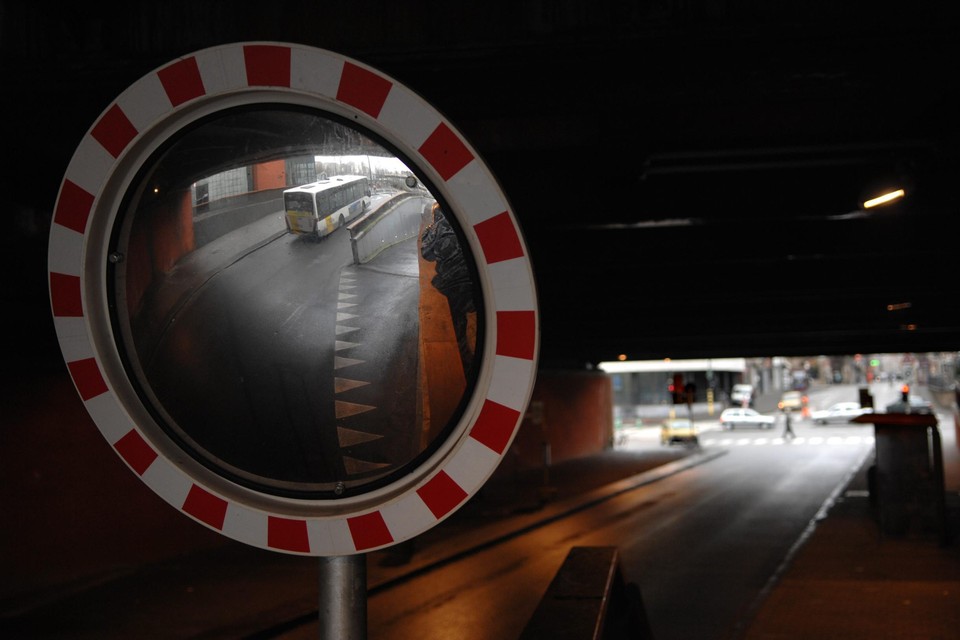 Verkeersspiegels worden eigenlijk niet meer geplaatst omdat ze een vals gevoel van veiligheid geven en soms een vertekend beeld opleveren.