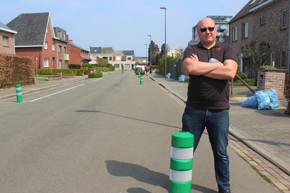 Buurtbewoner Gregory Verdonck bij de paaltjes in de Geerdegemdries.