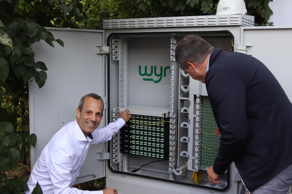 CEO Micha Berger en titelvoerend burgemeester Bart Somers maakten de eerste aansluiting van Wyre.