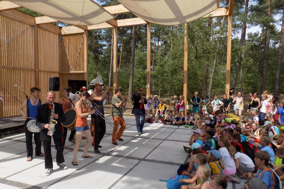 De Vlaamse overheid pompt een stevig budget in de verdere vernieuwing van De Hoge Rielen in Lichtaart. Op de foto de opening van het buitentheater in 2017.