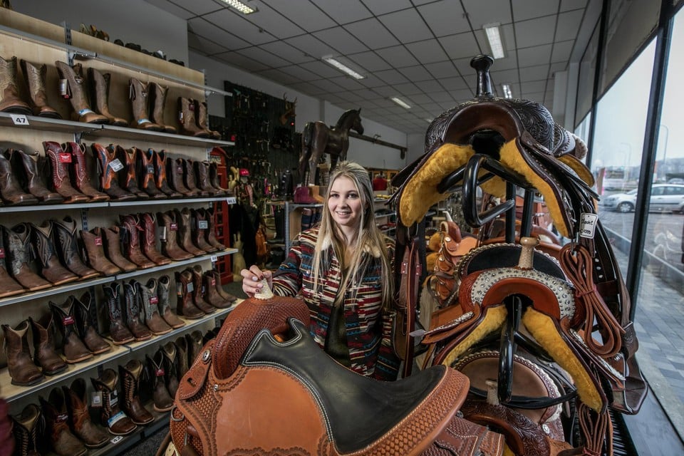 Debby Douwen verhuisde haar winkel in artikelen voor de westernsport van Meerhout naar Herentals.
