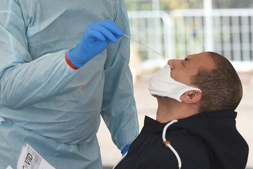 Het aantal nieuwe bevestigde besmettingen met het coronavirus is de afgelopen week opnieuw licht gestegen.