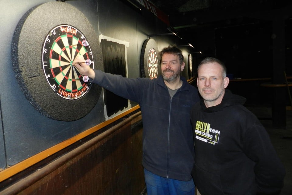 Filip Swaegers en Chris Wagemakers hebben tien dartsborden geïnstalleerd in de kelder van ’t Centrum. 