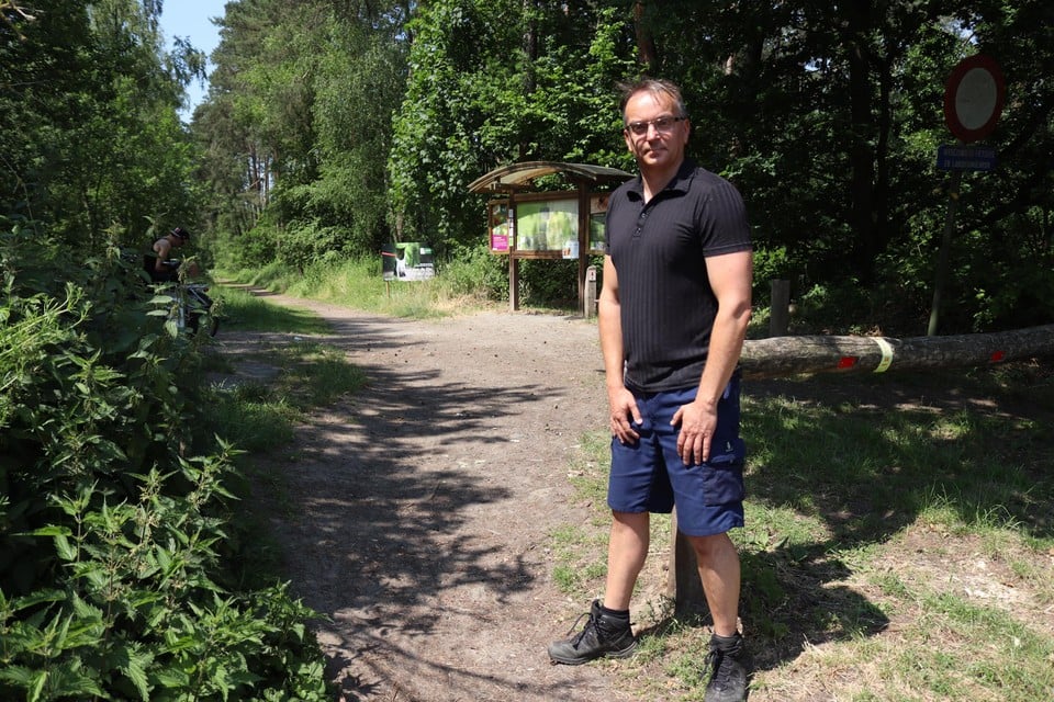 Denis D’hanis op de plaats aan het Stropersbos waar een buizerd opnieuw joggers aanvalt. Er staan voorlopig geen waarschuwingsborden aan het wandelpad.