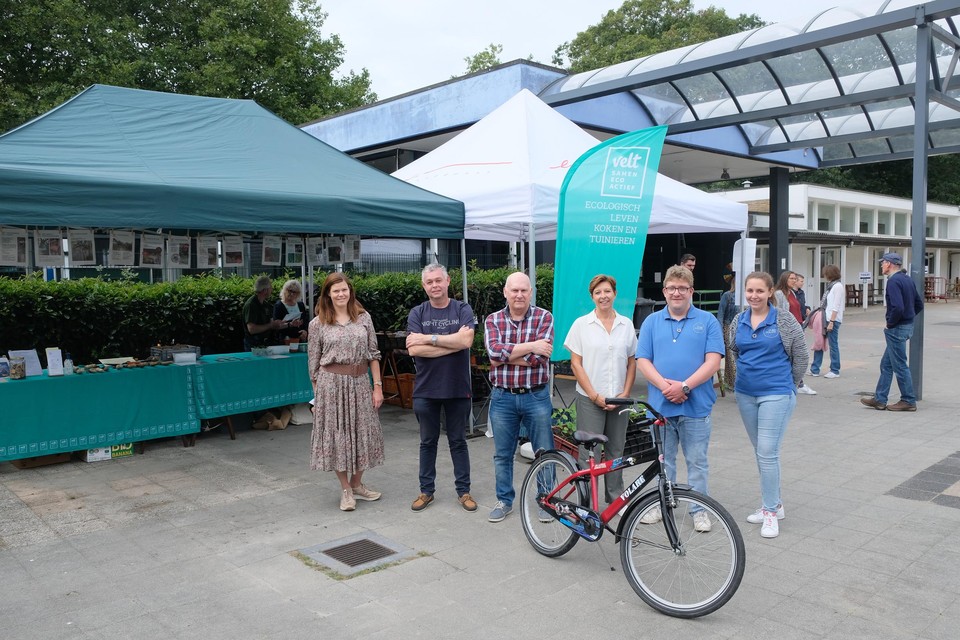 Schepen Goele Fonteyn (links) met enkele deelnemers aan de klimaathappening.