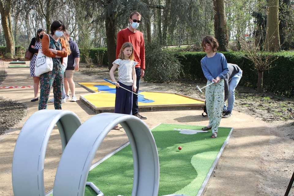 Het nieuwe minigolfterrein telt achttien kleurrijke golfbanen.