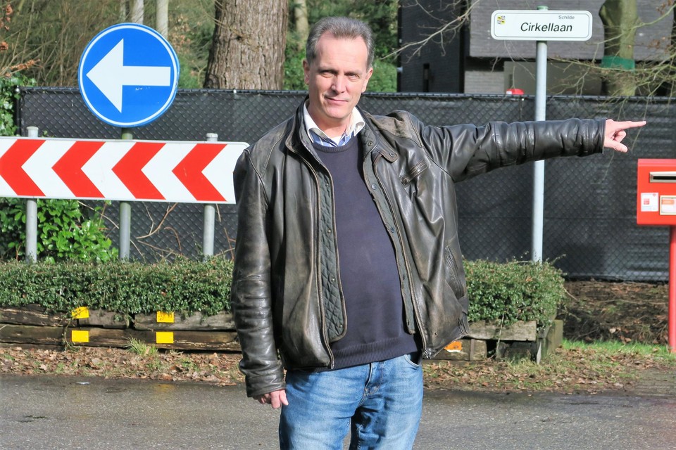 Schepen Peter Mendonck wijst alvast de weg, verplicht te volgen na heraanleg van de Cirkellaan.