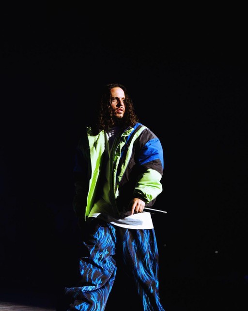 De Amerikaanse rapper Russ met een van de broeken die Jin ontwierp tijdens zijn tweede jaar aan de Modeacademie. 