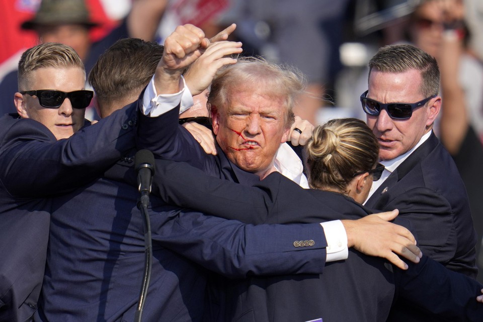 Zelfs bij een aanslag denkt Trump aan de beeldvorming: “Fight, fight, fight!”