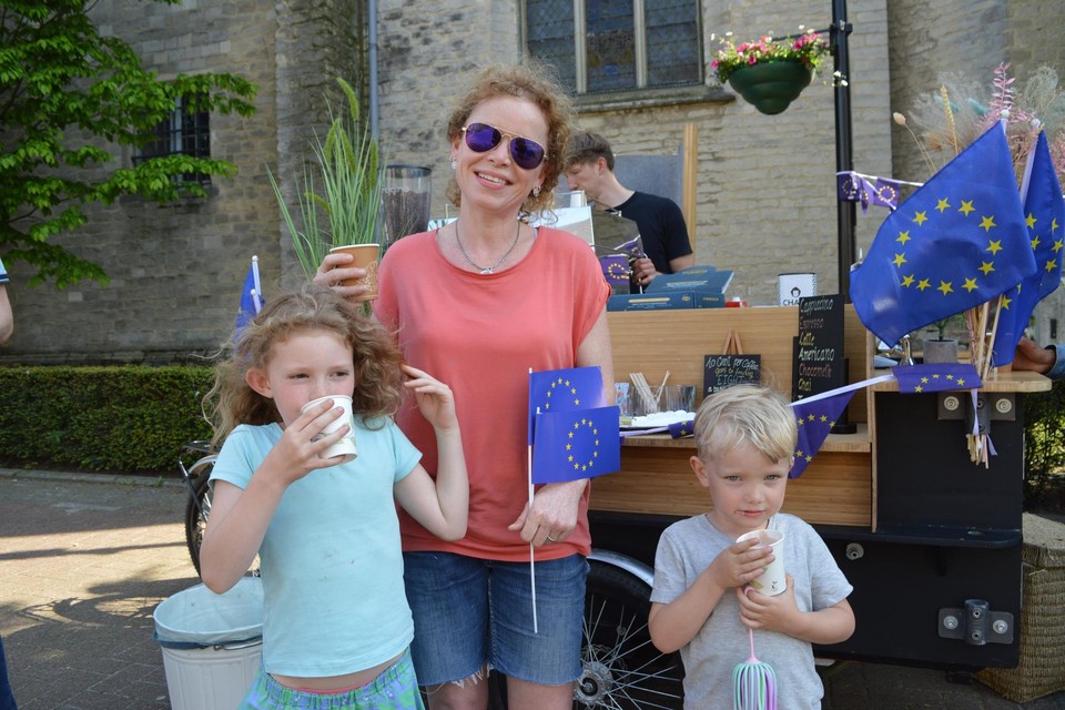 De Britse Amanda Hinge woont al acht jaar in Ranst, hier met haar kindjes Rika (8) en David (4). Ze is blij dat haar kinderen in de Europese Unie opgroeien, omdat ze zo meer kansen hebben dan hun nichtjes en neefjes in Engeland.