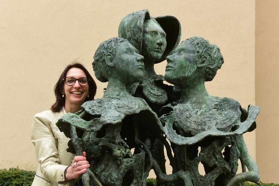 Kelly Verheyen (sp.a) is schepen van Sociale Zaken bij het standbeeld in Turnhout.
