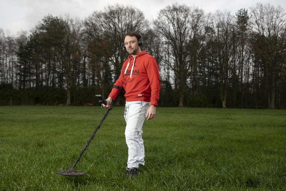 Jerry Van de Vel (47) uit Heist-op-den-Berg is metaaldetectiehobbyist. “Twee keer per week trek ik eropuit.”