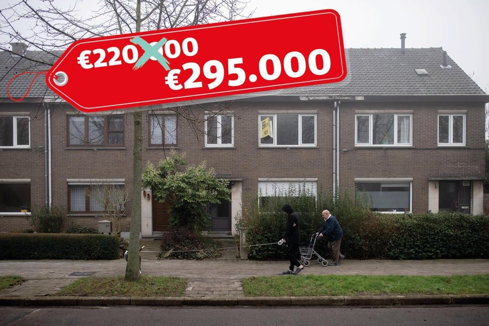 Een pas verkochte sociale woning in de Saffier­straat in Antwerpen staat alweer te koop: de vraagprijs is nu flink hoger. 